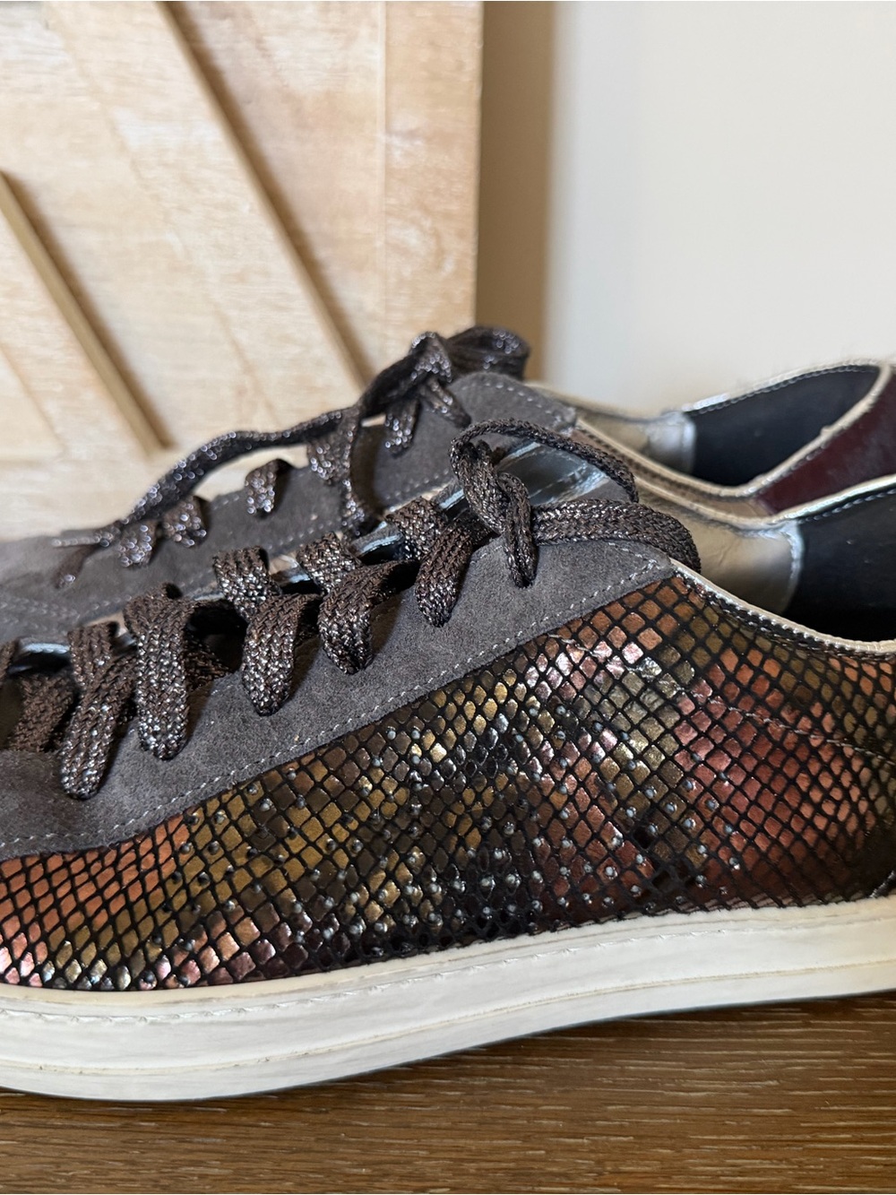 P448 woman’s John sneaker Silver Gray & plum Size-39-8.5-9 - Picture 3 of 6